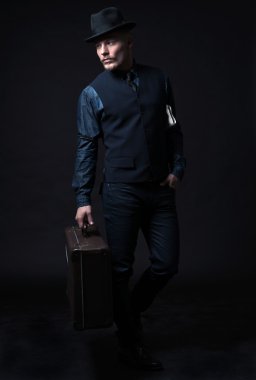 Retro 1900 modern moda adam. Vintage çanta taşıyor. nedir