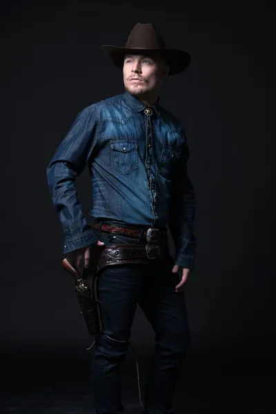 Moderne mode cowboy. bruin hoed en spijkerbroek shirt dragen. p — Stockfoto