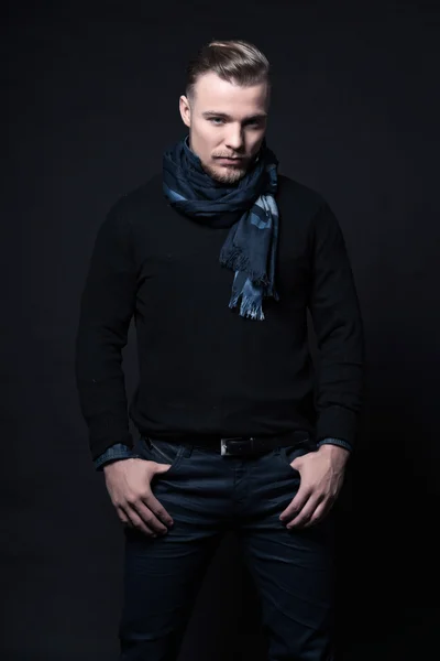Uomo moda inverno. Indossa maglione nero e sciarpa. Capelli biondi — Foto Stock