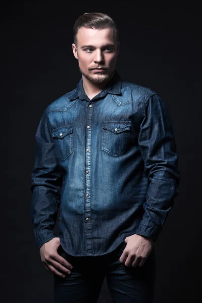 Homem de moda de inverno casual. Vestindo camisa jeans azul e calças — Fotografia de Stock
