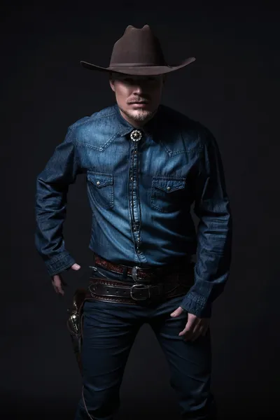 Cowboy da moda moderna. Vestindo chapéu marrom e camisa jeans azul. P — Fotografia de Stock