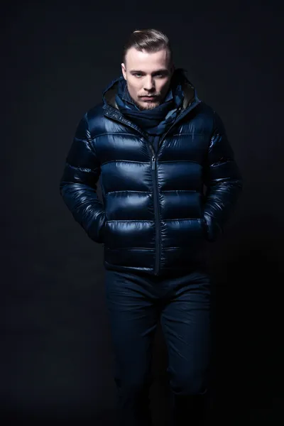 Uomo moda inverno. Indossa giacca blu e sciarpa. Capelli biondi a — Foto Stock