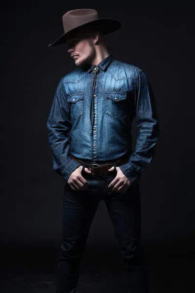 Cowboy da moda moderna. Vestindo chapéu marrom e camisa jeans azul. B — Fotografia de Stock