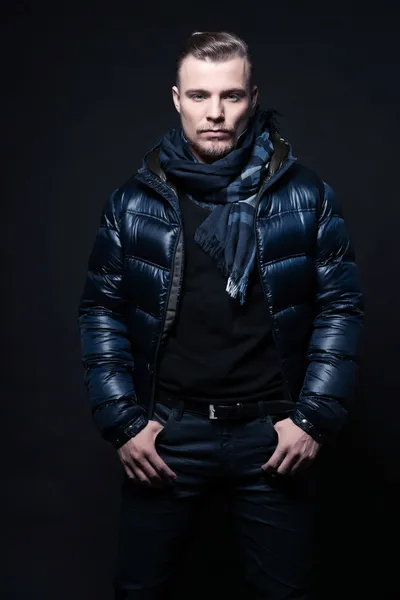 Moda de invierno de hombre. Usando chaqueta azul y bufanda. Cabello rubio — Foto de Stock