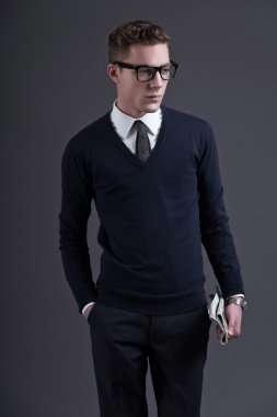 Retro ellili tarzı moda genç adam. koyu mavi gömlek w giyiyor