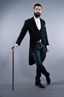 Retro hipster 1900 moda siyah saçlı ve sakallı adam. standi