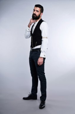 Retro hipster 1900 moda siyah saçlı ve sakallı adam. Stüdyo