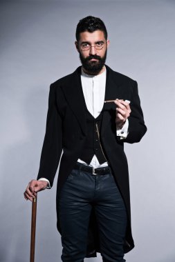 Retro hipster 1900 moda siyah saçlı ve sakallı adam. standi
