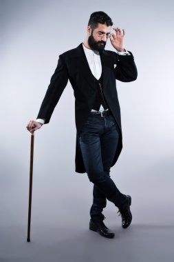 Retro hipster 1900 moda siyah saçlı ve sakallı adam. standi