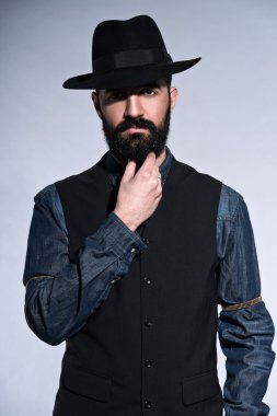 Retro hipster 1900 moda erkek takım elbise siyah saç ve sakal