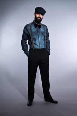 Retro hipster 1900 moda siyah saçlı ve sakallı adam. nedir