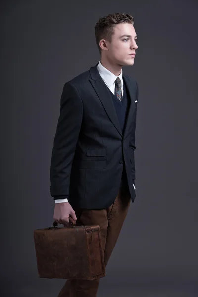 Retro anni Cinquanta moda giovane uomo d'affari indossa abito scuro e ti — Foto Stock