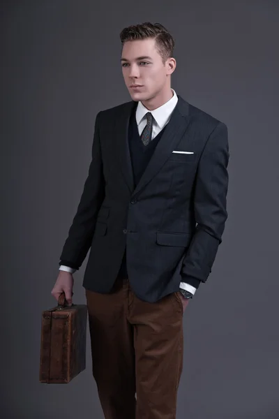 Retro-50er-Jahre-Mode junger Geschäftsmann in dunklem Anzug und T-Shirt — Stockfoto