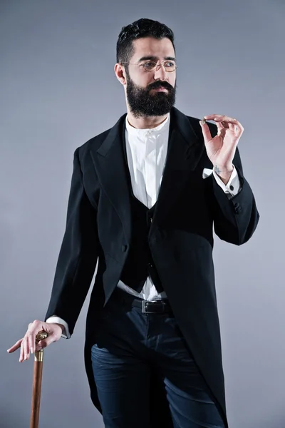 Retro hipster 1900 fashion man with black hair and beard. Standi — Stock Photo, Image