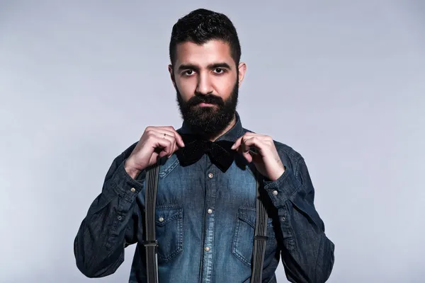 Retro hipster 1900 moda siyah saçlı ve sakallı adam. nedir