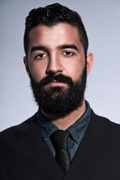 Retro hipster 1900 hombre de moda en traje con pelo negro y barba —  Fotos de Stock