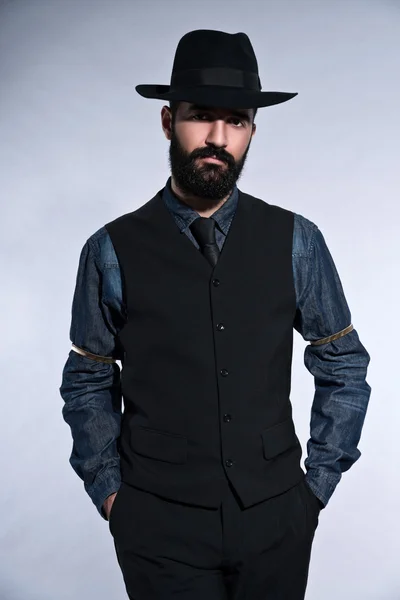 Retro hipster 1900 homem de moda em terno com cabelo preto e barba — Fotografia de Stock