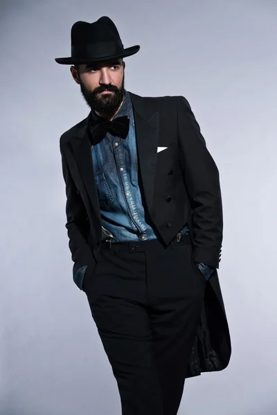 Retro hipster 1900 hombre de moda en traje con pelo negro y barba —  Fotos de Stock