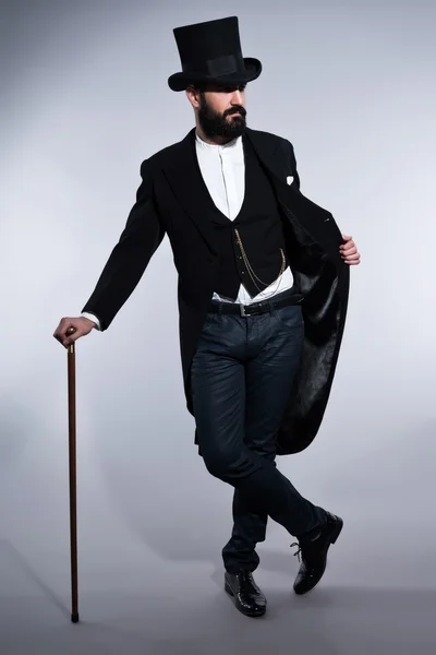 Ρετρό hipster 1900 μόδας άνθρωπος στο κοστούμι με μαύρα μαλλιά και τη γενειάδα — Φωτογραφία Αρχείου