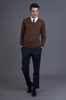 Retro 1950'lerde moda karanlık yağlı saçlı adam. kahverengi swe giyiyor