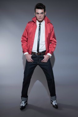 Retro rock and roll ellili moda karanlık yağlı saçlı adam. w