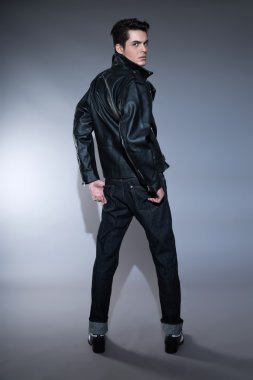 Retro rock and roll 50s moda karanlık yağlı saçlı adam. weari
