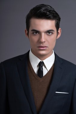 Retro ellili işadamı ile karanlık gres saç moda. nedir