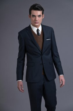 50s retro moda işadamı karanlık yağlı saçlı. da giyiyor