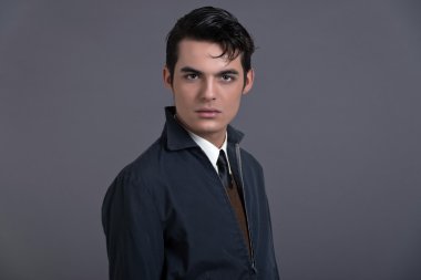 Retro ellili karanlık yağlı saçlı adam moda. kahverengi s giyiyor