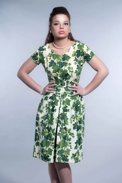 レトロな 50 代ファッション、緑のドレスを着てのブルネットの少女。スタジオ — ストック写真