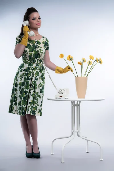 Moda retro 50s gospodyni na telefon noszenie żółtej gumowej g — Zdjęcie stockowe