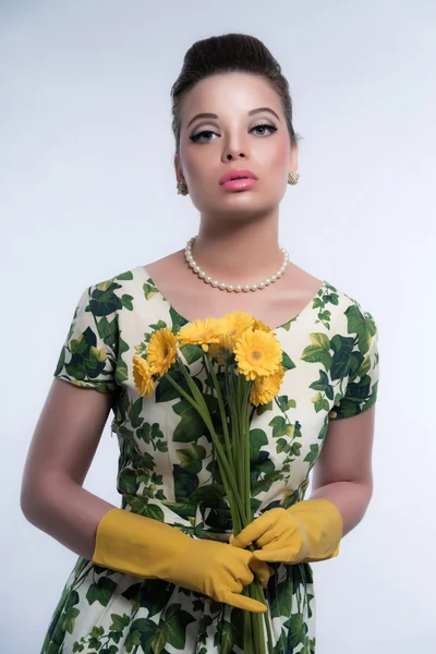 Retro 50s fashion housewife wearing yellow rubber gloves. Holdin — Stock Photo, Image