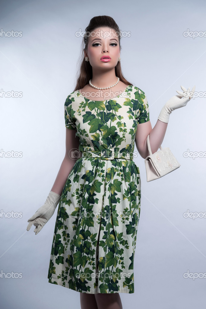 Alaska antwoord Verlichten Retro fifties fashion brunette girl wearing green dress. Holding Stock  Photo by ©ysbrand 39557921