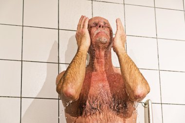 Komuta sizde banyoda duş alıyor.