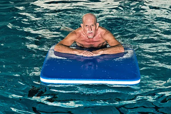 健康活泼的高级人留着胡子在室内游泳池解放军 — 图库照片