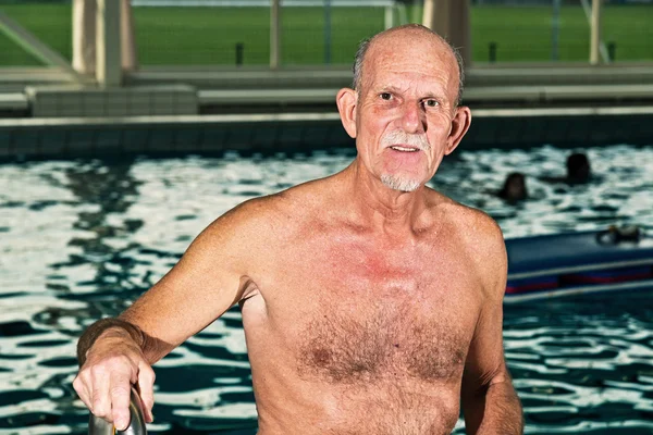 Hombre mayor saliendo de la piscina . — Foto de Stock