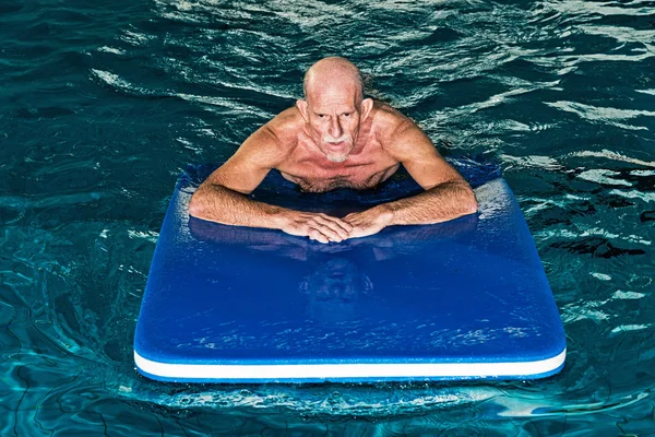 Sano uomo anziano attivo con barba in piscina coperta pla — Foto Stock