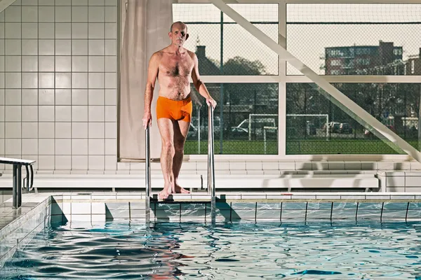 Sano uomo anziano attivo con barba in piscina coperta goi — Foto Stock