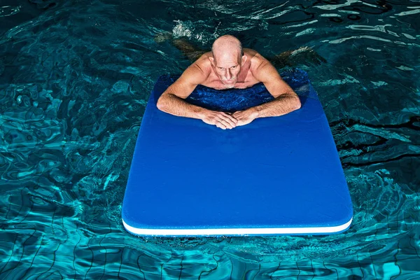 屋内スイミング プールの pla のひげの健康的なアクティブ シニア男 — Stockfoto