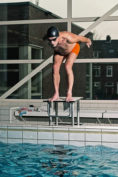 Sano uomo anziano attivo con barba in piscina coperta div — Foto Stock