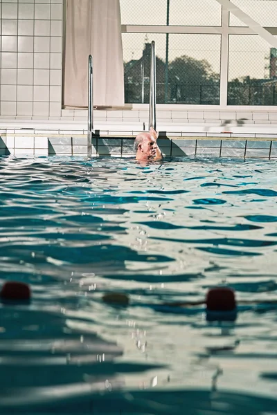 Sağlıklı aktif kıdemli biri kapalı yüzme havuzunda sakallı. — Stok fotoğraf