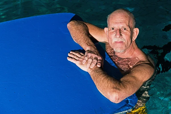 Hombre mayor activo saludable con barba en piscina cubierta pla —  Fotos de Stock