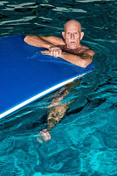 Gesunder aktiver Senior mit Bart im Hallenbad — Stockfoto