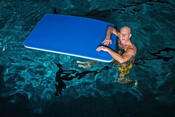 Sano uomo anziano attivo con barba in piscina coperta pla — Foto Stock