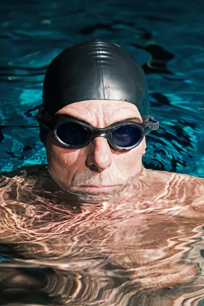Активный здоровый пожилой человек с бородой в бассейне — стоковое фото