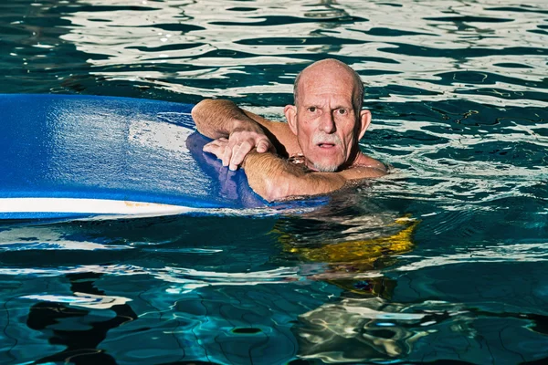 Homem idoso ativo saudável com barba na piscina interior pla — Fotografia de Stock