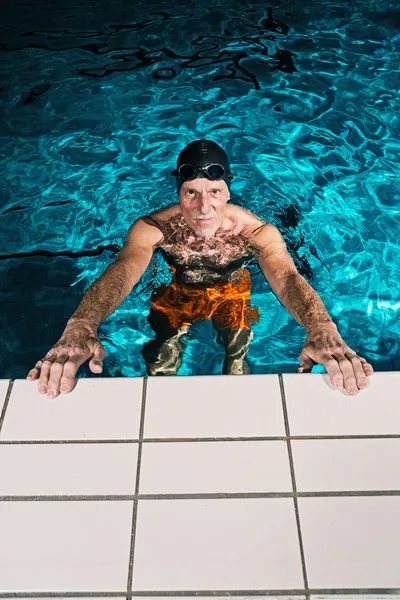 Hombre mayor sano activo con barba en la piscina usando bl — Foto de Stock