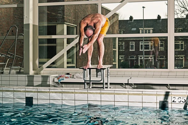 Hombre mayor activo saludable con barba en la piscina cubierta div — Foto de Stock