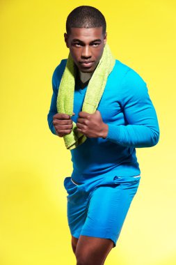 atletik spor giyim moda siyah adam. Runner havlu ile. int