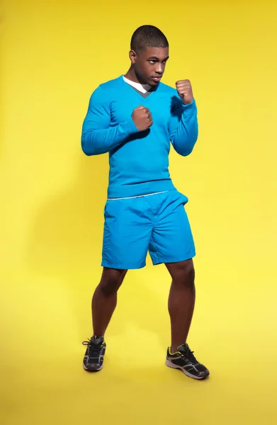 Athletischer schwarzer Mann in Sportbekleidung. Boxer. intensive Farben. — Stockfoto